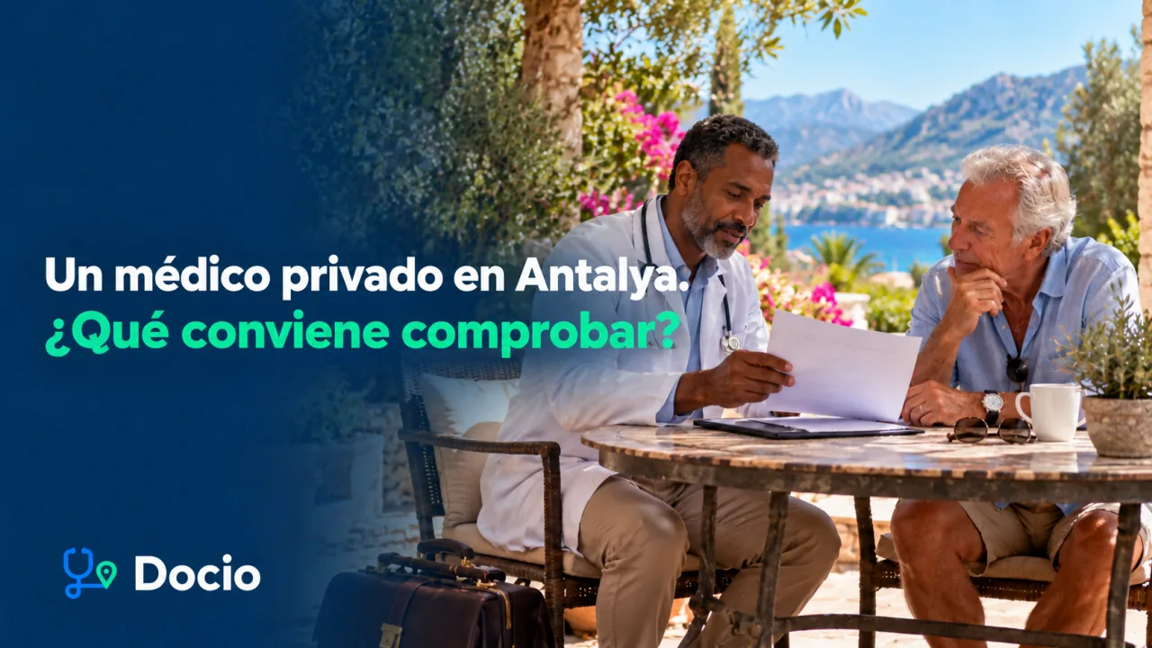 Un médico privado en Antalya. ¿Qué conviene comprobar? Un viajero habla sobre una visita médica privada en la terraza sombreada de una villa. Imagen generada por IA.